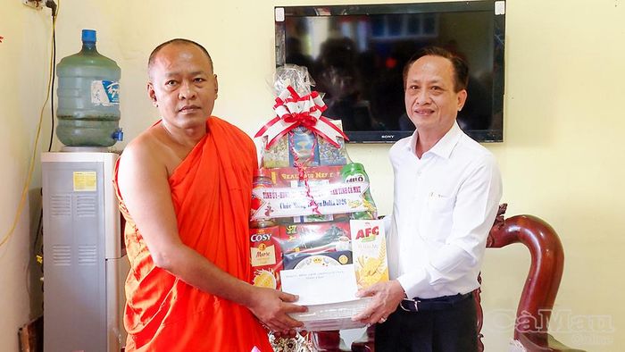 Phó Bí thư Tỉnh uỷ, Chủ tịch HĐND tỉnh Phạm Văn Thiều trao quà của tỉnh đến Đại đức Thạch Thương, Trụ trì chùa Kim Cấu.
