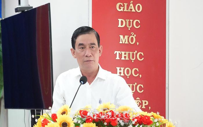 Phó Giám đốc Sở GD&ĐT Lê Hoàng Dự phát biểu khai mạc hội nghị, nhấn mạnh yêu cầu phối hợp chặt chẽ trong triển khai thực hiện các đề án.