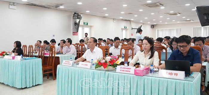Tham dự hội nghị có đại diện lãnh đạo các sở, ngành liên quan, các địa phương và trường học trên địa bàn tỉnh.