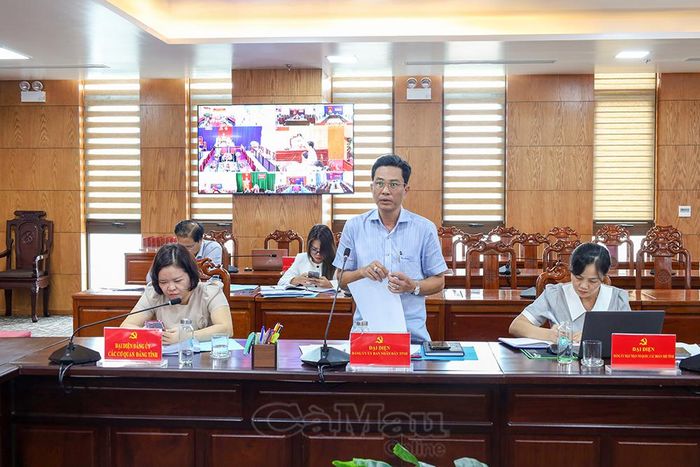 Đồng chí Lê Bình Nguyên, Phó Bí thư chuyên trách Đảng uỷ UBND tỉnh, trình bày về những khó khăn, vướng mắc trong hoạt động của đơn vị.