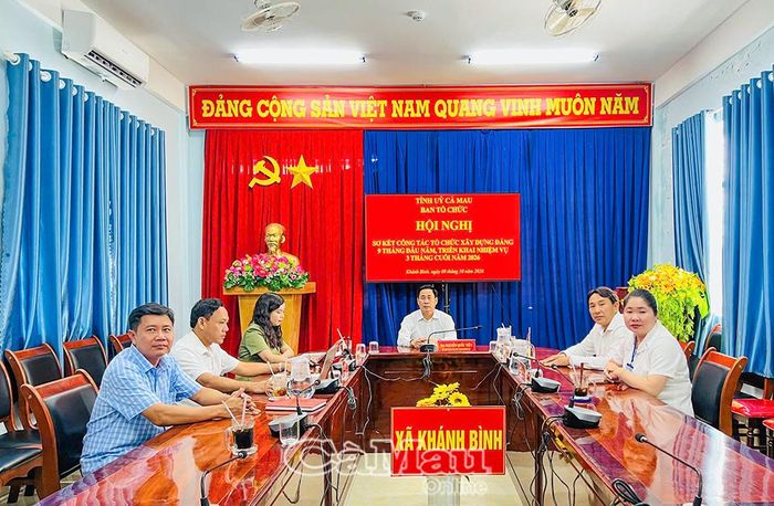  Hội nghị được kết nối trực tuyến đến 64 điểm cầu xã, phường trong tỉnh. (Trong ảnh: Điểm cầu Đảng uỷ xã Khánh Bình do đồng chí Nguyễn Quốc Tiến, Bí thư Đảng uỷ, Chủ tịch HĐND xã, chủ trì.)
