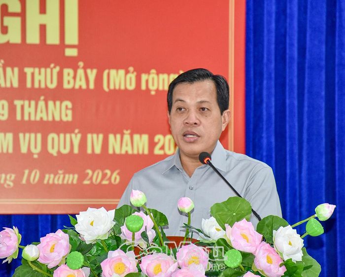 Đồng chí Nguyễn Trung Hiếu, Phó Bí thư Đảng uỷ, Chủ tịch UBND xã Định Thành, báo cáo kết quả thực hiện công tác 9 tháng năm 2026.