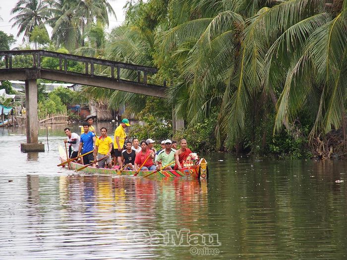 Đại đức Lâm Sơn, trụ trì chùa Cao Dân, xuống ghe Ngo động viên tinh thần các thành viên đội ghe.