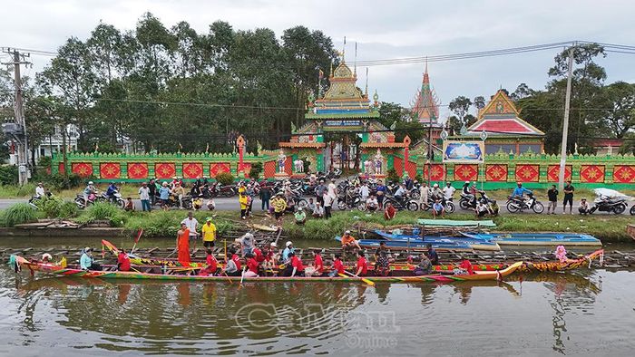 Năm đầu tiên chùa Cao Dân thành lập đội nữ đua ghe Ngo, các chị em phấn khởi, tích cực tập luyện.