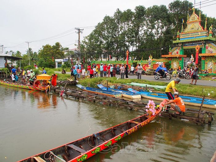  Bà con địa phương đến xem, cổ vũ đội ghe Ngo chùa Cao Dân tập luyện.