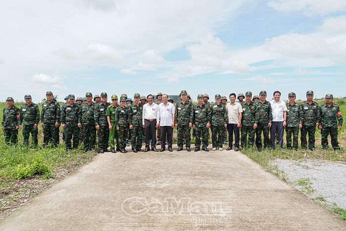 Các đồng chí lãnh đạo chụp ảnh lưu niệm với lực lượng tham gia diễn tập. 