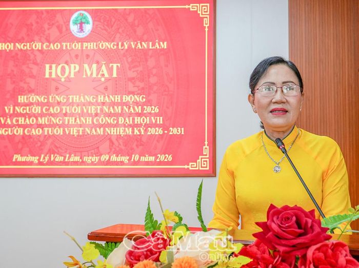 Phó Chủ tịch Thường trực Hội NCT tỉnh Cà Mau Lê Hồng Thu phát biểu tại buổi họp mặt.