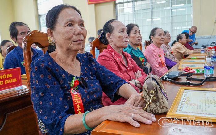 Người cao tuổi Phường Lý Văn Lâm tham dự buổi họp mặt.