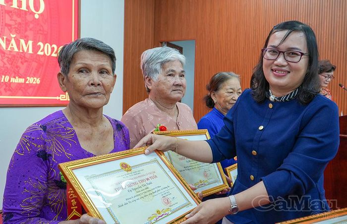 Bà Lê Thị Kim Cương, Phó Chủ tịch HĐND Phường Lý Văn Lâm, trao Thiếp mừng thọ và quà đến các cụ.