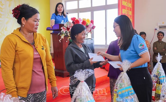 Chủ tịch Hội LHPN tỉnh Lê Thị Ngọc Linh trao quà cho hội viên phụ nữ hoàn cảnh khó khăn.