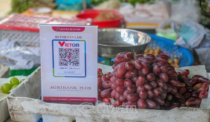 Các hộ kinh doanh tại xã Hưng Hội tham gia mô hình “Chợ số và tuyến đường không dùng tiền mặt” được cung cấp miễn phí bảng mã QR.