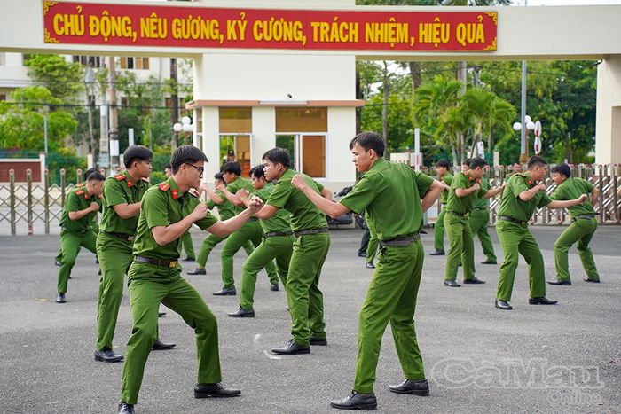 Cán bộ, chiến sĩ rèn luyện kỹ năng khống chế, phòng vệ trước đối tượng sử dụng dao găm.