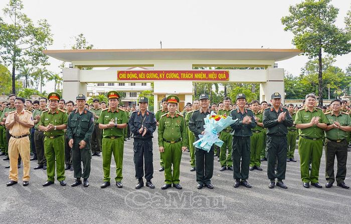 Đại tá Bùi Xuân Khởi, Phó Giám đốc Công an tỉnh (giữa), tặng hoa chúc mừng Ban Quản lý huấn luyện, Trung đoàn Cảnh sát cơ động dự bị chiến đấu.