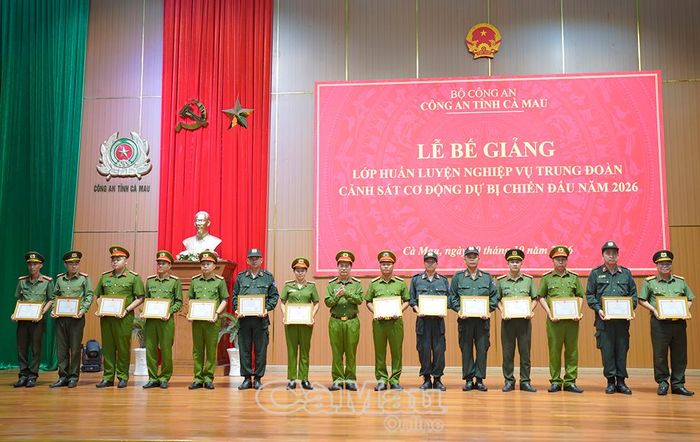  Đại tá Bùi Xuân Khởi, Phó Giám đốc Công an tỉnh, trao Giấy khen của Giám đốc Công an tỉnh tặng các cá nhân có thành tích xuất sắc trong huấn luyện.