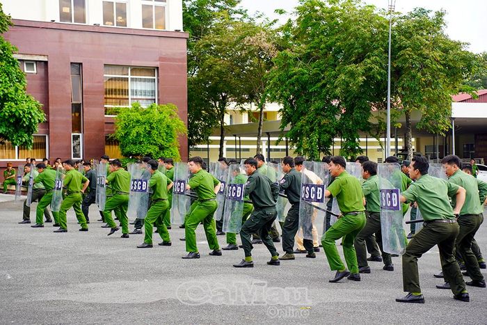 Cán bộ, chiến sĩ luyện tập đội hình giải quyết tình huống tập trung đông người gây rối an ninh, trật tự, bạo loạn.