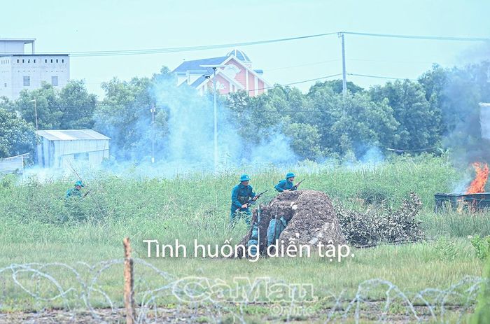 Trung đội Dân quân xã Vĩnh Phước thực hành nội dung diễn tập.