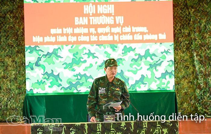 Đồng chí Trần Văn Liêm, Bí thư Đảng uỷ, Chủ tịch HĐND xã Vĩnh Phước, điều hành nội dung hội nghị trong tình huống diễn tập.