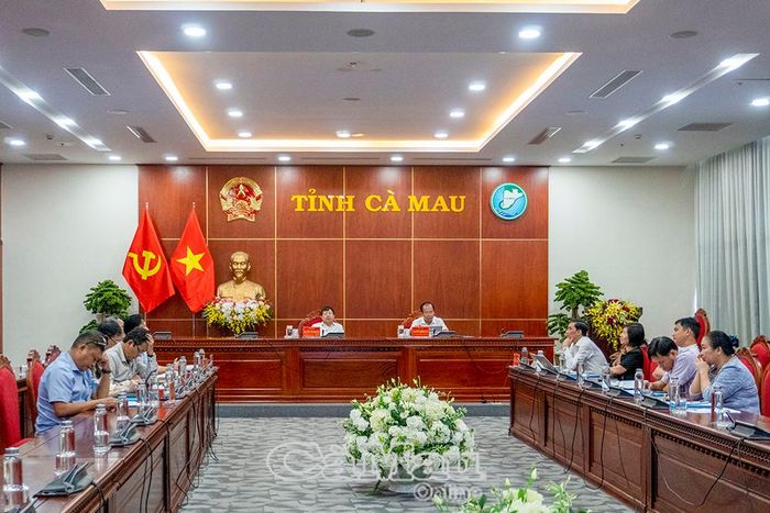 Phó Chủ tịch UBND tỉnh Nguyễn Minh Luân và các đại biểu tham dự hội nghị tại điểm cầu Cà Mau.