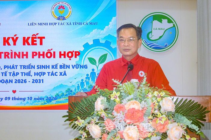 Phó Chủ tịch Uỷ ban MTTQ Việt Nam tỉnh Cà Mau, Chủ tịch Hội Chữ thập đỏ tỉnh Nguyễn Văn Khởi phát biểu tại lễ ký kết.