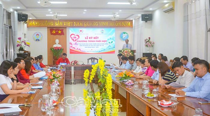 Chủ tịch Liên minh Hợp tác xã tỉnh Nguyễn Văn Vũ phát biểu, nhấn mạnh mục đích, yêu cầu của chương trình phối hợp.