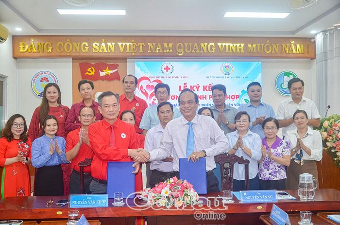 Phó Chủ tịch Uỷ ban MTTQ Việt Nam tỉnh Cà Mau, Chủ tịch Hội Chữ thập đỏ tỉnh Nguyễn Văn Khởi (bên trái) và Chủ tịch Liên minh Hợp tác xã tỉnh Nguyễn Văn Vũ đại diện ký kết chương trình phối hợp giữa hai đơn vị giai đoạn 2026-2031.