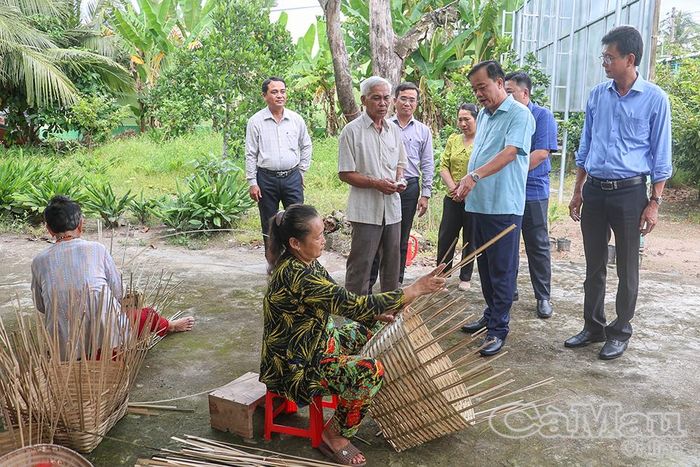 Khảo sát tại Hợp tác xã đan đát Trúc Xanh, Phó Bí thư Tỉnh uỷ Huỳnh Quốc Việt cho biết tỉnh sẽ hỗ trợ thiết bị sản xuất cho hợp tác xã, đồng thời đầu tư mở rộng tuyến đường kết nối làng nghề đan đát truyền thống.