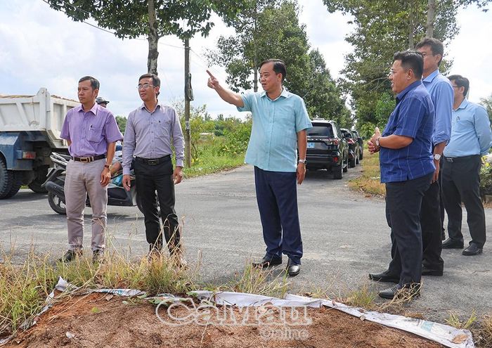 Đồng chí Huỳnh Quốc Việt, Phó Bí thư Tỉnh uỷ (giữa), khảo sát tuyến đường Trần Hồng Dân đang được xã Phước Long kiến nghị đầu tư tuyến nối dài đến kênh Thầy Thép, dài khoảng 1.500 m, kết hợp xây dựng cầu qua Trường THCS Vương Hữu Nhơn, tổng kinh phí dự kiến 52 tỷ đồng.