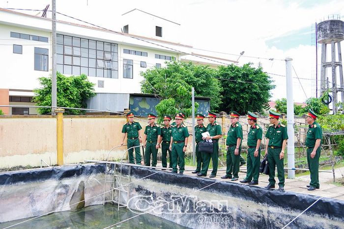 Thiếu tướng Nguyễn Văn Ngành kiểm tra hồ bơi, định hướng sửa chữa, nâng cấp phục vụ huấn luyện bơi cho chiến sĩ mới năm 2027.