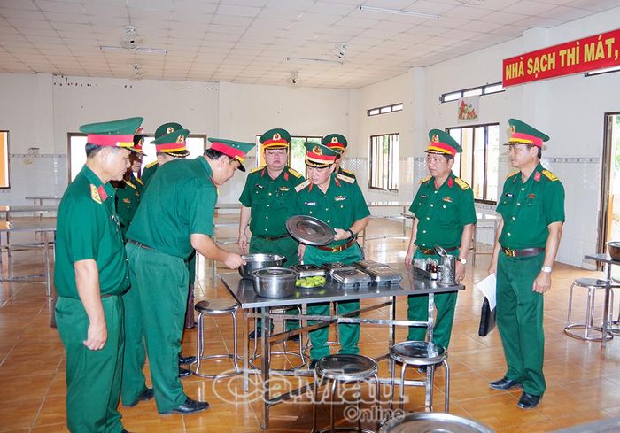 Công tác bảo đảm dinh dưỡng, nâng cao sức khoẻ bộ đội được Thiếu tướng Nguyễn Văn Ngành quan tâm kiểm tra tại Tiểu đoàn Bộ binh 1, Trung đoàn 894.