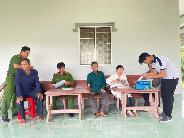 Hoạt động thu nhận mẫu ADN thân nhân liệt sĩ chưa xác định được danh tính tại xã Khánh Hưng trong đợt 1.