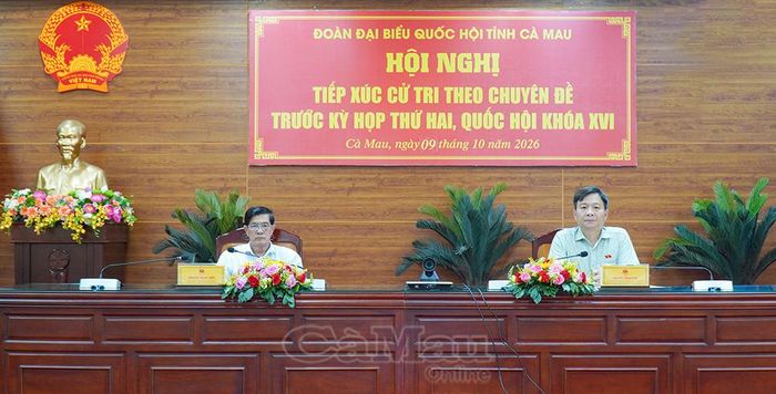 Các Đại biểu Quốc hội tỉnh Cà Mau tham dự hội nghị, ghi nhận các ý kiến của cử tri chuyên ngành.