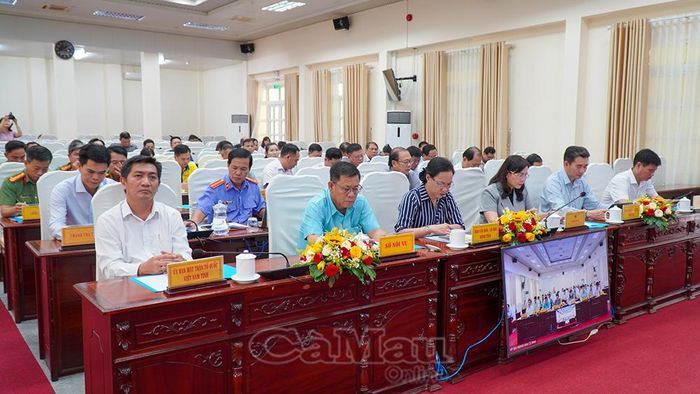 Phó Chủ tịch Thường trực HĐND tỉnh Lê Thị Nhung (hàng đầu, thứ ba từ phải sang) và các đại biểu tham dự hội nghị.