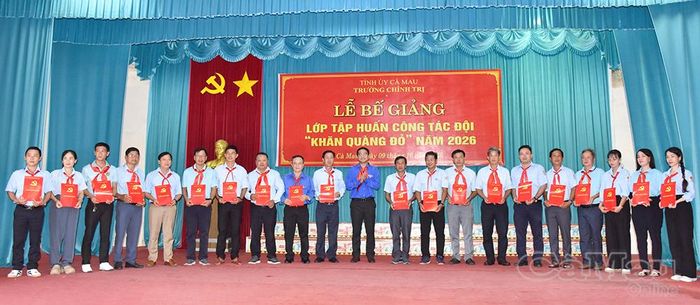 Phó Hiệu trưởng Trường Chính trị tỉnh Phạm Thanh Tâm (ảnh trên) và Phó Bí thư Thường trực Tỉnh đoàn, Chủ tịch Hội đồng Đội tỉnh Trần Đăng Khoa trao giấy chứng nhận cho các học viên.