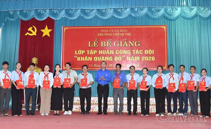 Phó Chủ tịch Uỷ ban MTTQ Việt Nam tỉnh Cà Mau, Bí thư Tỉnh đoàn Phạm Tuấn Tài trao giấy chứng nhận hoàn thành chương trình tập huấn cho học viên.