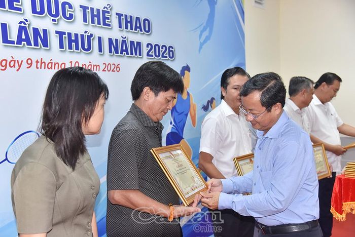 Giám đốc Sở Văn hoá, Thể thao và Du lịch Nguyễn Quốc Thanh trao Bằng khen của Chủ tịch UBND tỉnh cho các tập thể có thành tích xuất sắc trong công tác tổ chức Đại hội Thể dục thể thao cấp cơ sở và cấp tỉnh năm 2026.