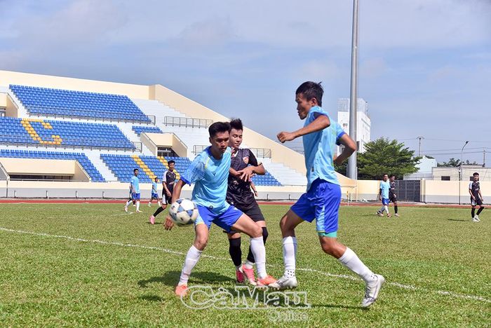  Pha tranh chấp bóng kịch tính, cống hiến cho người hâm mộ những trận cầu hấp dẫn tại Đại hội Thể dục thể thao tỉnh Cà Mau lần thứ I năm 2026.