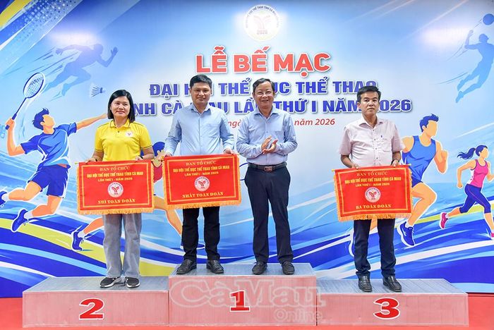  Giám đốc Sở Văn hóa, Thể thao và Du lịch Nguyễn Quốc Thanh trao cờ cho các đơn vị đạt thành tích xuất sắc toàn đoàn.