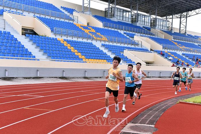 Các VĐV điền kinh bứt phá quyết liệt trên đường chạy