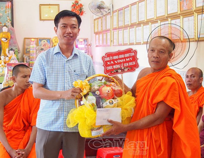  Đại diện lãnh đạo xã Vĩnh Mỹ trao quà của Đảng uỷ, HĐND, UBND và Uỷ ban MTTQ xã tặng chùa Đìa Chuối.