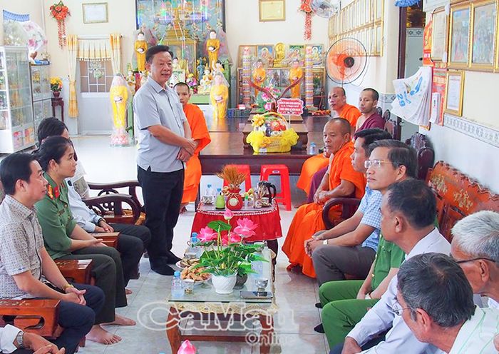 Đồng chí Hồ Trung Việt, Trưởng ban Tuyên giáo Tỉnh uỷ, chúc các vị sư sãi, Ban Quản trị chùa Đìa Chuối và đồng bào Khmer đón lễ Sene Dolta vui tươi, an lành.