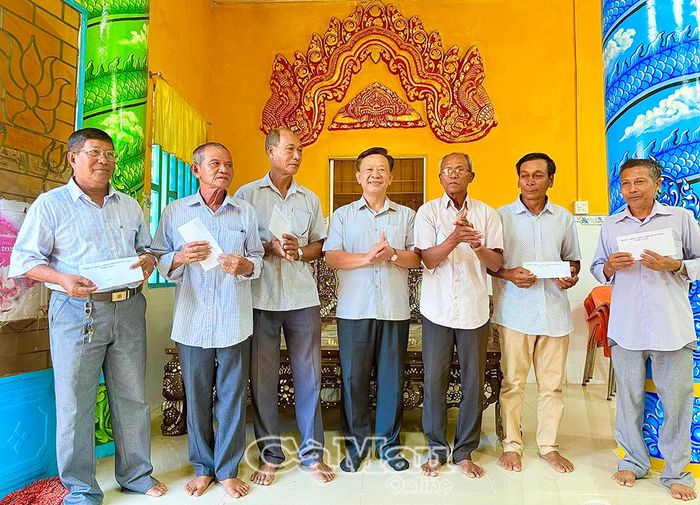 Đồng chí Hồ Trung Việt trao quà cho người có uy tín trong đồng bào dân tộc thiểu số tại chùa Khmer Phường 7.