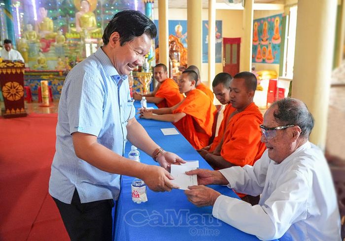 Phó Giám đốc Sở Dân tộc và Tôn giáo Nguyễn Văn Đảm trao quà đến Ban Hoằng pháp chùa Rạch Giồng nhân dịp lễ Sene Dolta.