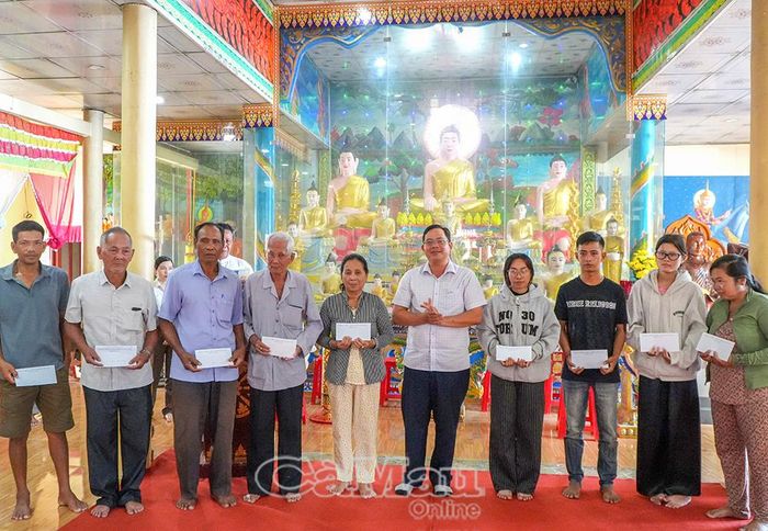 Phó Chủ tịch UBND Xã Hồ Thị Kỷ Phan Văn Thuấn trao quà đến các gia đình chính sách tại ấp Đường Đào.