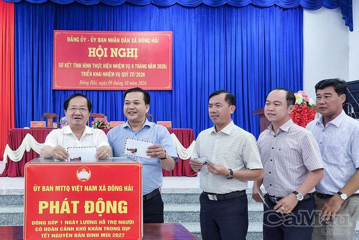 Phó Chủ tịch Thường trực Uỷ ban MTTQ Việt Nam tỉnh Cà Mau Lê Thanh Triều cùng các đại biểu đóng góp nguồn lực chăm lo Tết cho người dân khó khăn.