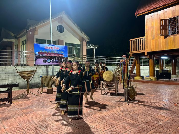 Biểu diễn văn nghệ dân gian ở buôn Lê Diêm - Sông Hinh là một trong những hoạt động bảo tôn lễ hội truyền thống. Ảnh: Thu Hiền