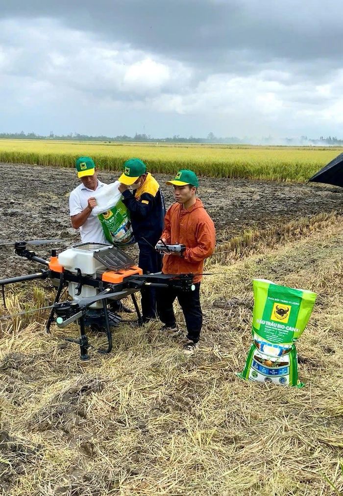 Một trong những hướng xử lý rơm rạ được giới thiệu hiện nay là sử dụng chế phẩm vi sinh kết hợp bổ sung canxi nhằm thúc đẩy phân hủy phụ phẩm, cải thiện môi trường đất và hoàn trả dinh dưỡng cho đồng ruộng. Trong đó, Đầu Trâu Bio-Canxi của Công ty CP Phân bón Bình Điền là một sản phẩm được nghiên cứu, đánh giá qua các mô hình thực tế. Ảnh: Ngọc Vân  