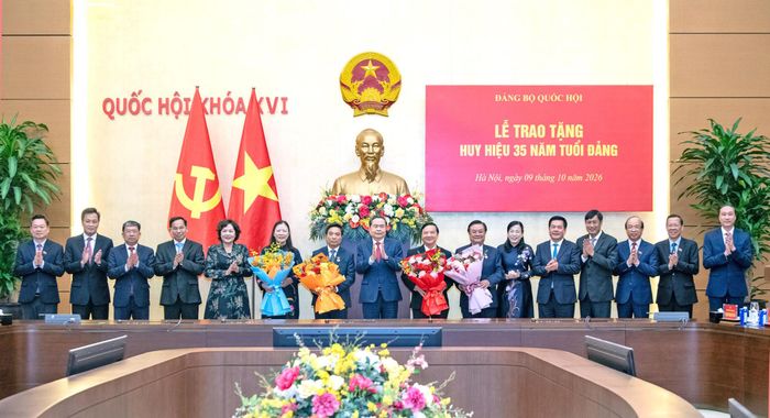 Bí thư Đảng ủy Quốc hội, Chủ tịch Quốc hội Trần Thanh Mẫn tặng hoa chúc mừng các đồng chí nhận Huy hiệu 35 năm tuổi Đảng. Ảnh: Lâm Hiển