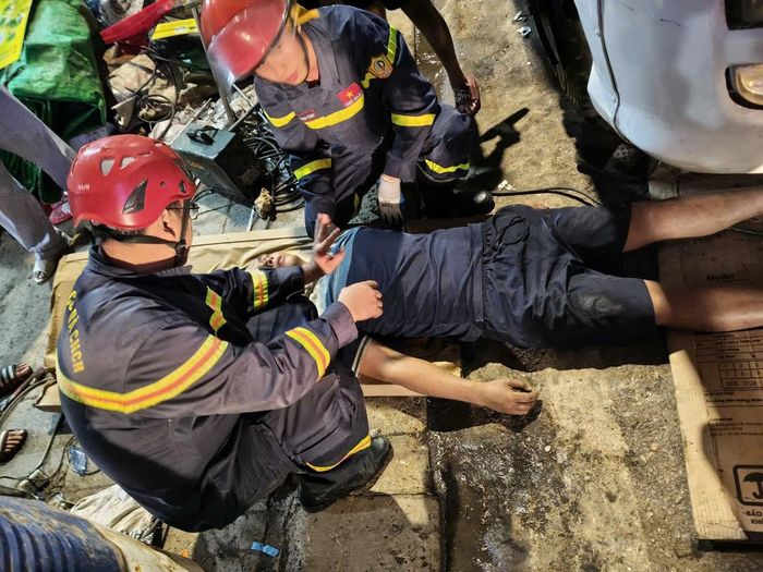 Lực lượng Cảnh sát phòng cháy, chữa cháy và cứu nạn, cứu hộ trấn an nạn nhân sau khi đưa ra khỏi gầm xe.