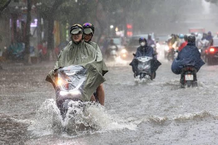 Hà Nội có khả năng xuất hiện mưa to vào chiều tối và đêm 9/10, người dân cần đề phòng dông lốc, sét và gió giật mạnh. Ảnh minh họa