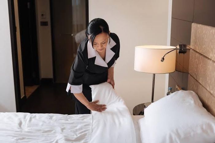 Một số khách sạn bố trí nhân viên tư vấn gối, hỗ trợ khách lựa chọn sản phẩm phù hợp với tư thế ngủ và nhu cầu nghỉ ngơi. Ảnh minh họa